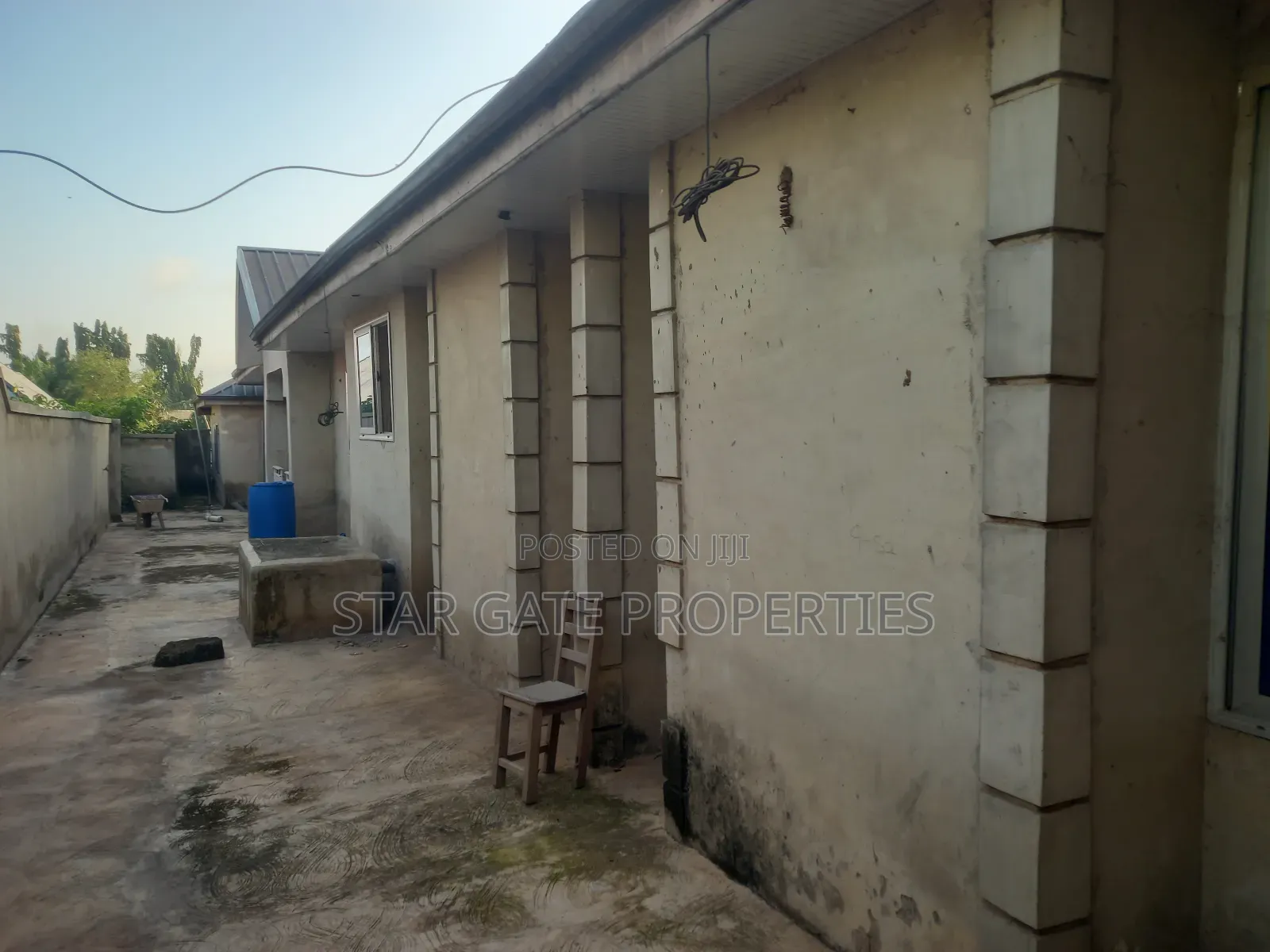 8bdrm House in Anwiaa ( Near Tafo, Kumasi Metropolitan for sale