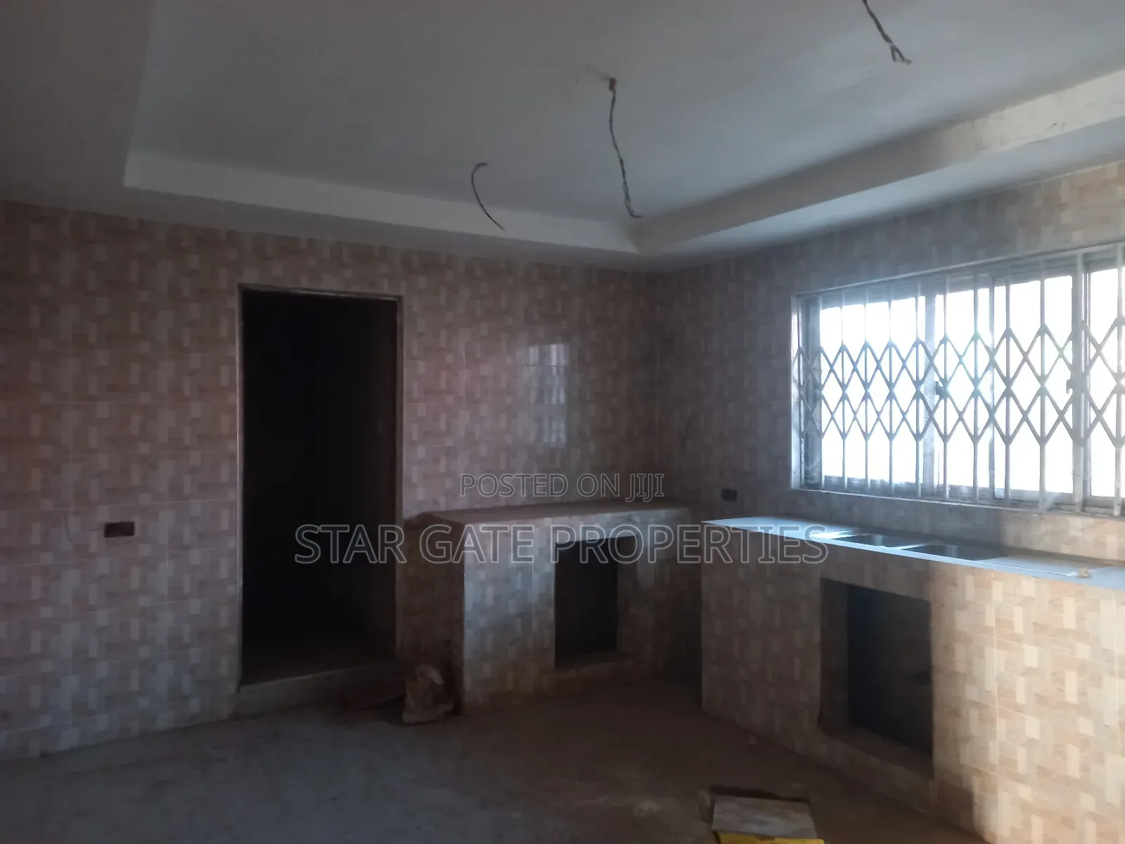 8bdrm House in Anwiaa ( Near Tafo, Kumasi Metropolitan for sale