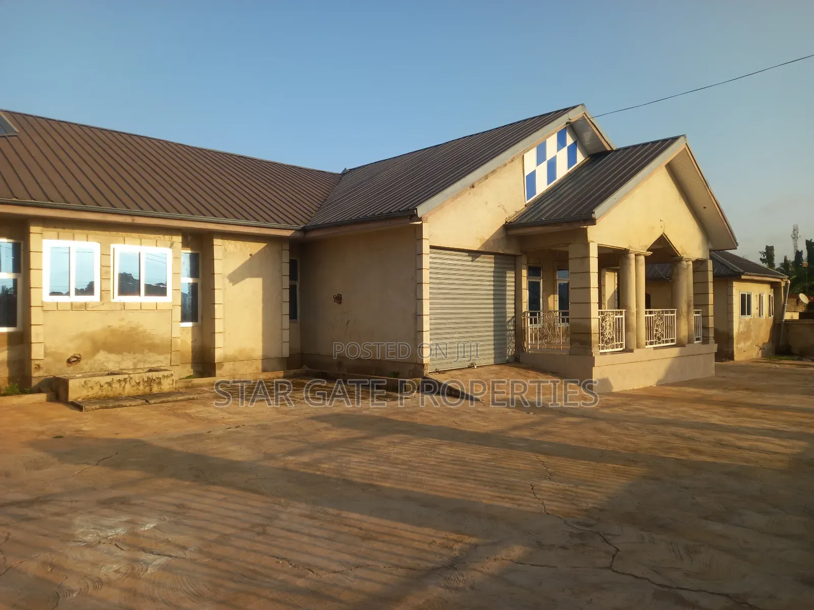 8bdrm House in Anwiaa ( Near Tafo, Kumasi Metropolitan for sale
