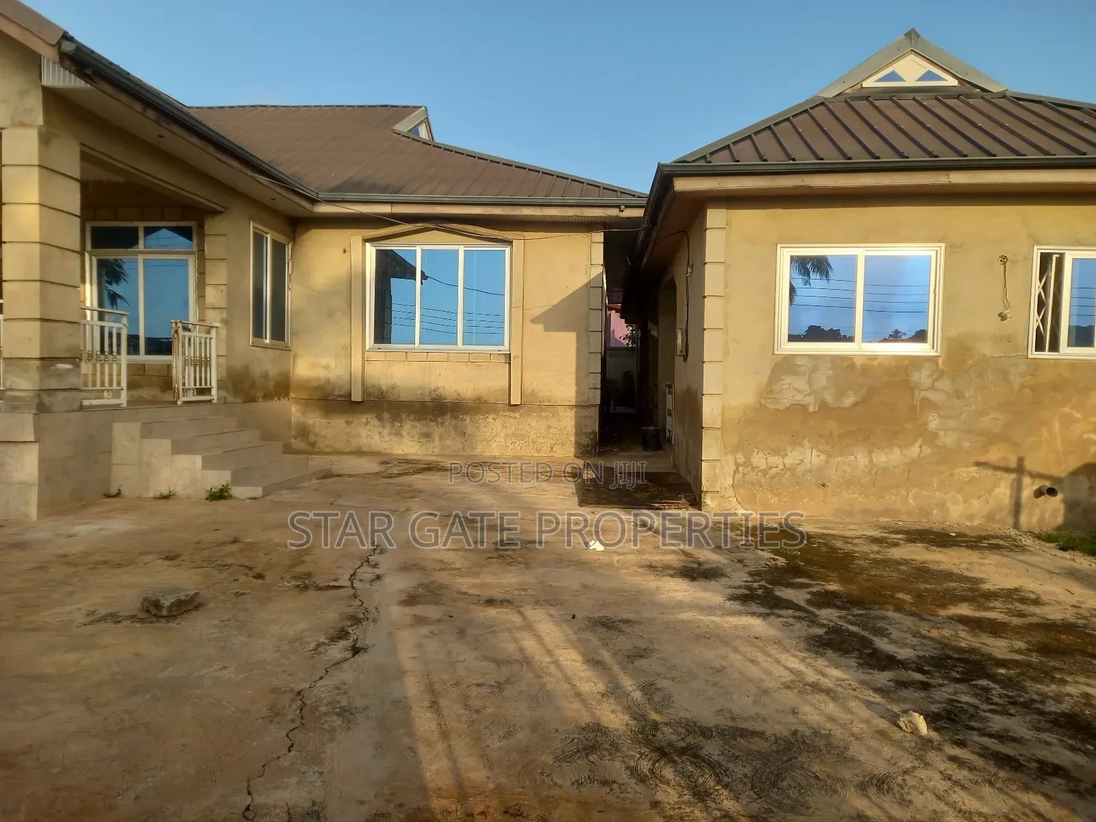 8bdrm House in Anwiaa ( Near Tafo, Kumasi Metropolitan for sale