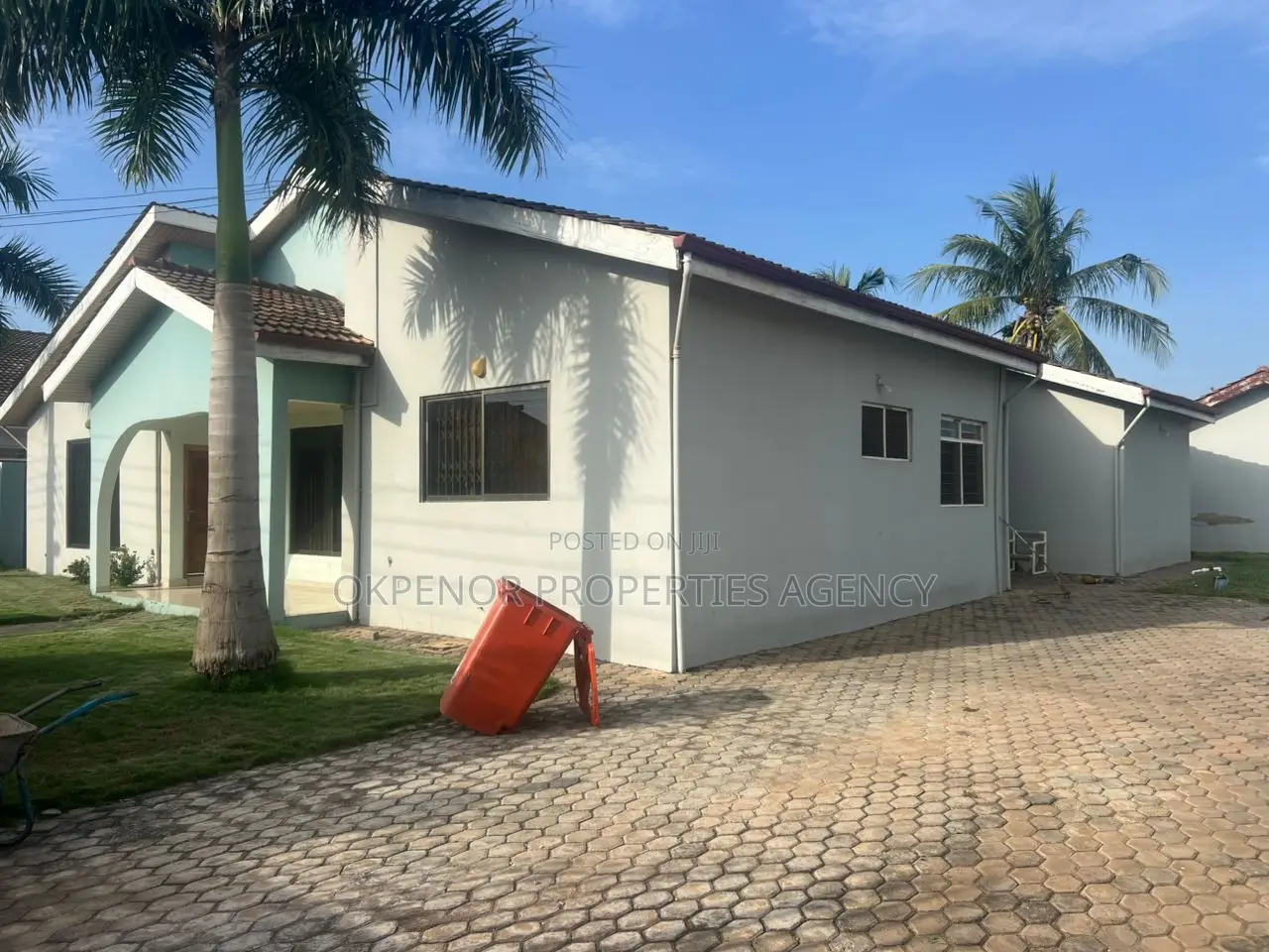 5bdrm House in Mataheko Tema Metropolitan for sale