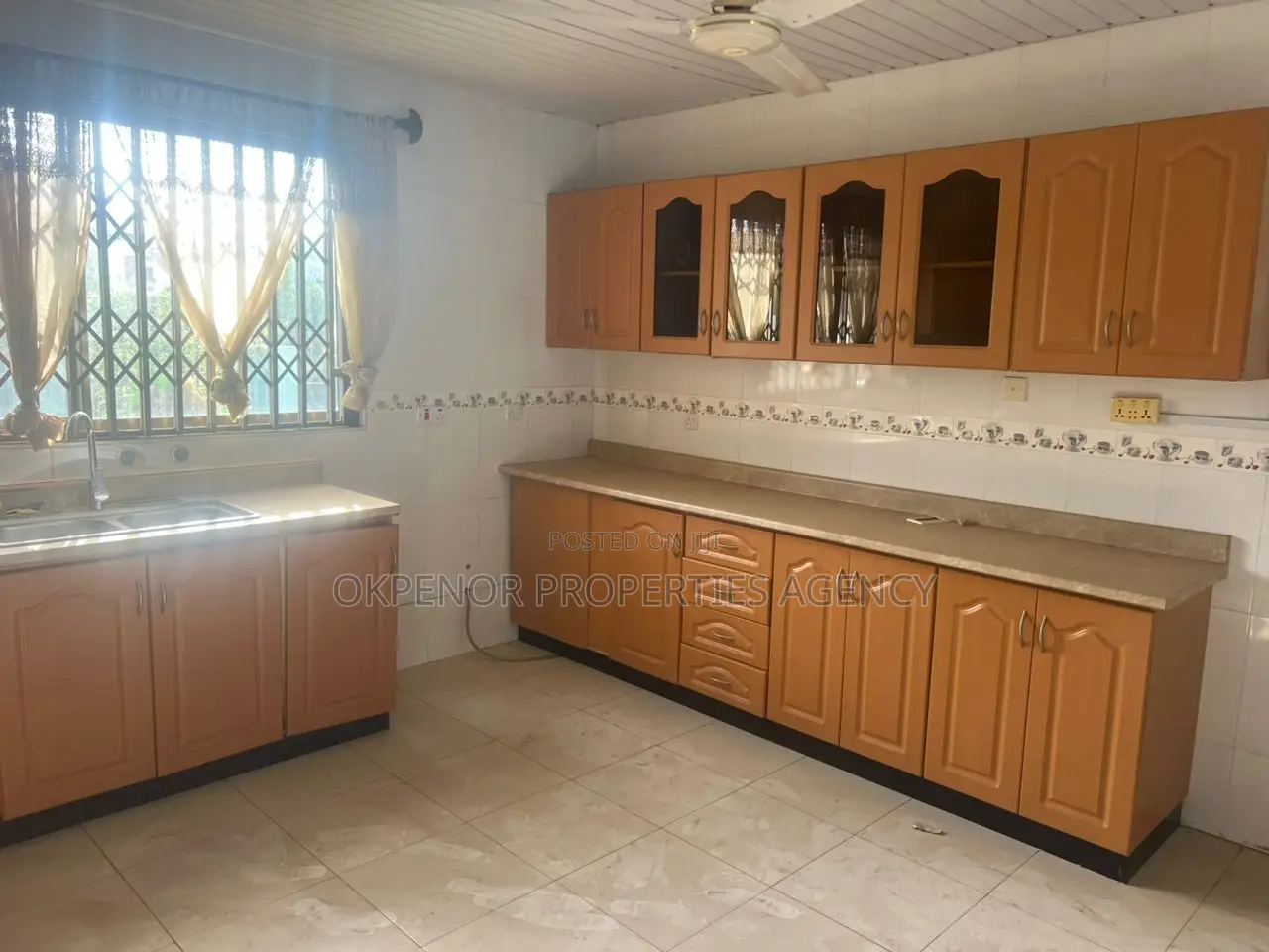 5bdrm House in Mataheko Tema Metropolitan for sale