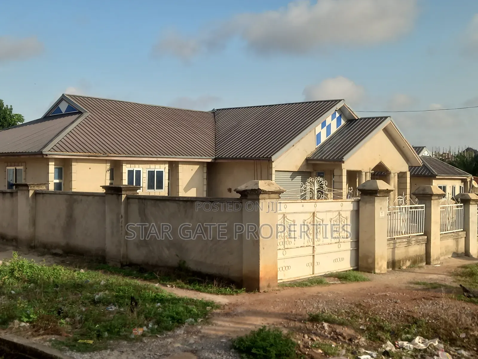 8bdrm House in Anwiaa ( Near Tafo, Kumasi Metropolitan for sale