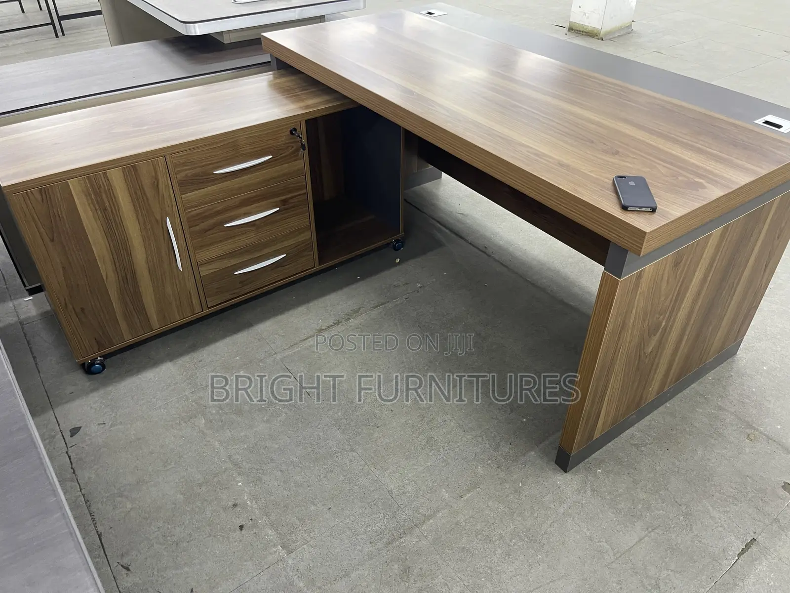 Quality and Durable Office Desk With Mobile Side Drawers