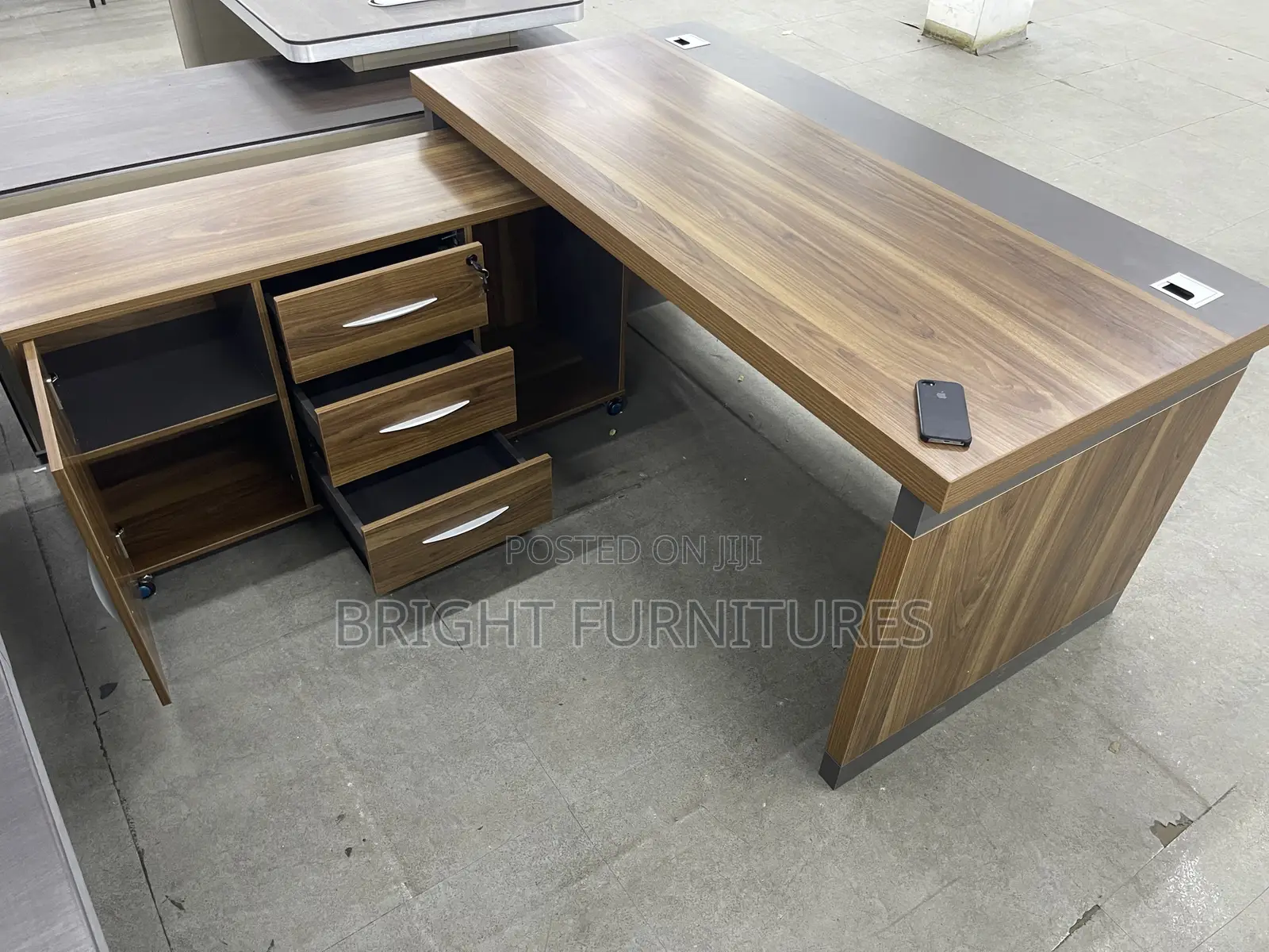 Quality and Durable Office Desk With Mobile Side Drawers