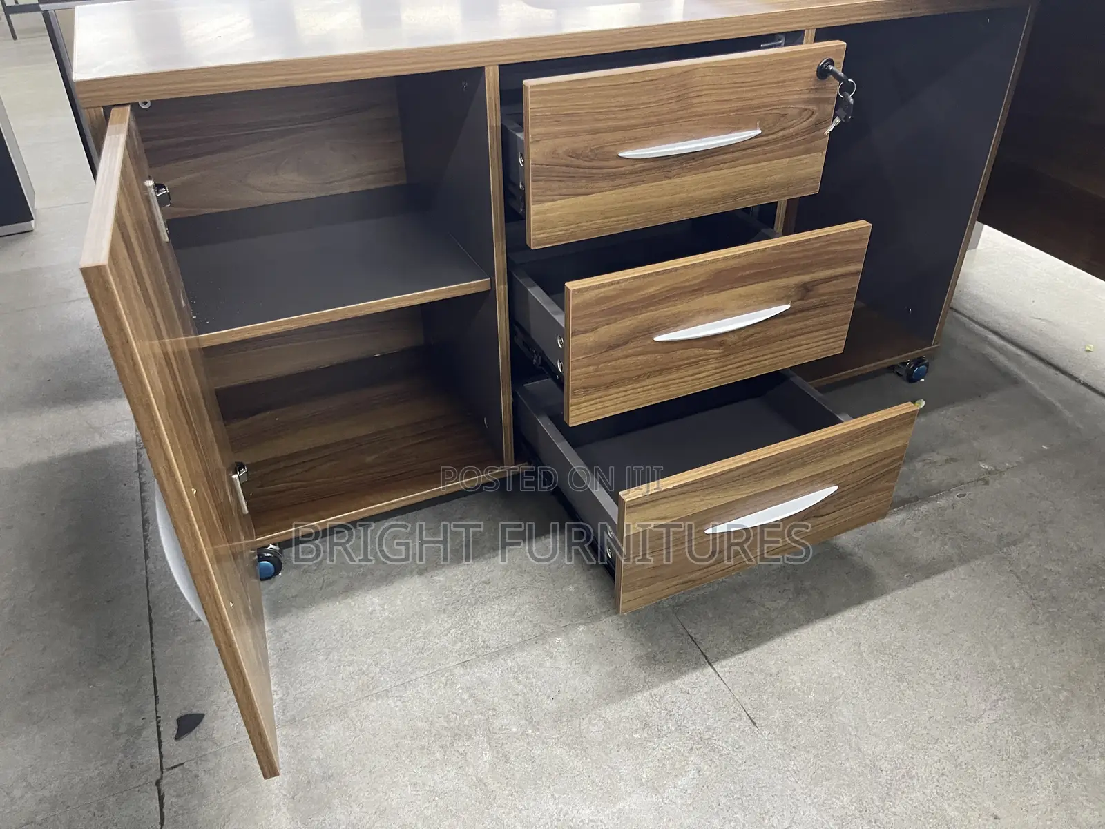 Quality and Durable Office Desk With Mobile Side Drawers