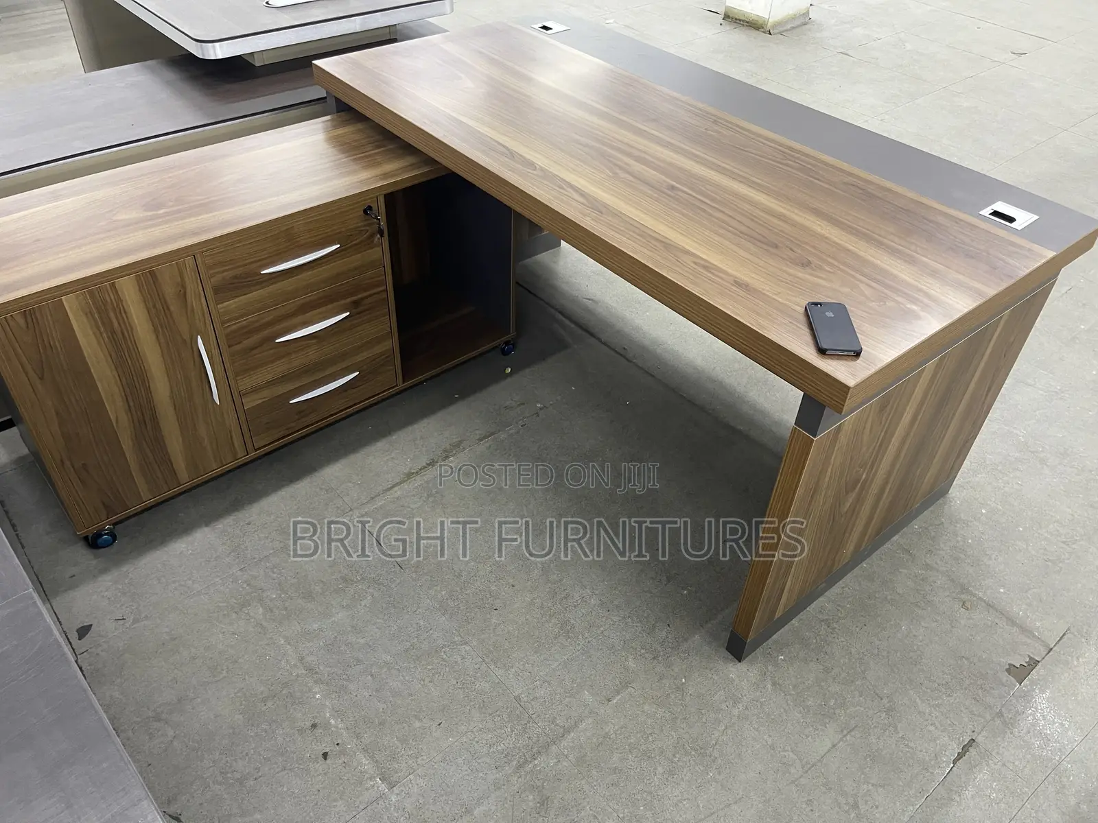 Quality and Durable Office Desk With Mobile Side Drawers