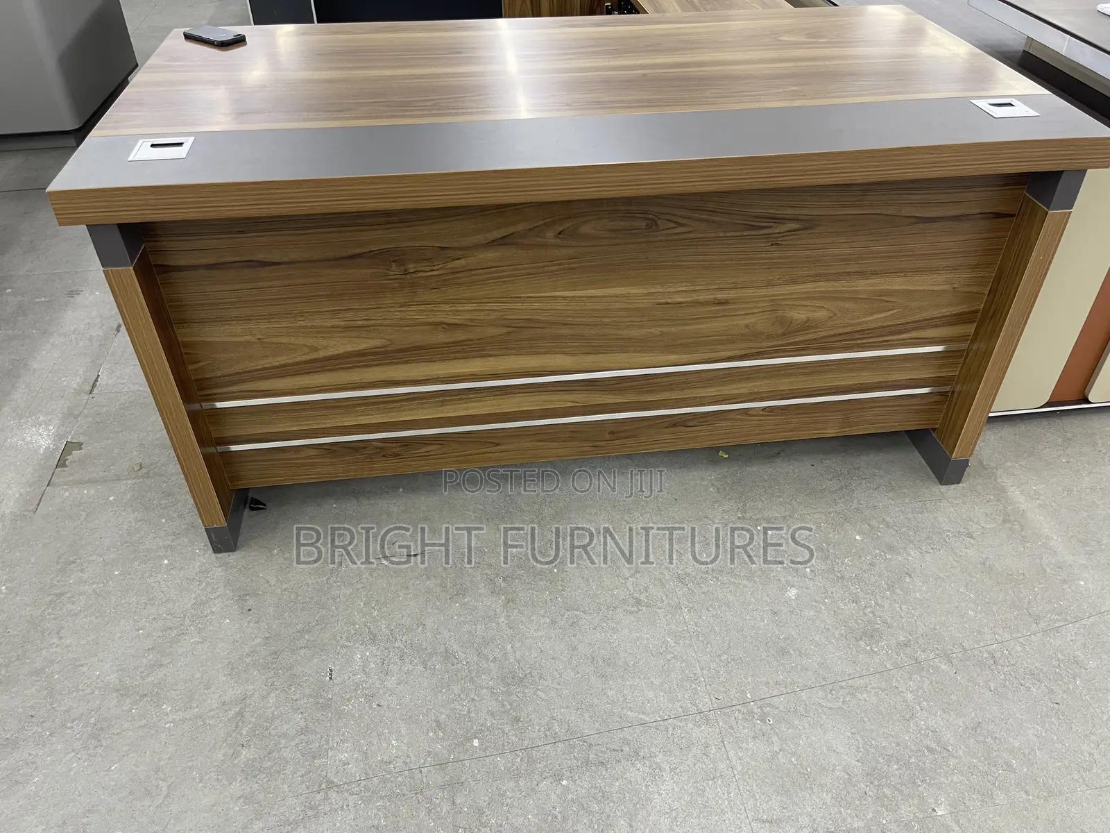 Quality and Durable Office Desk With Mobile Side Drawers
