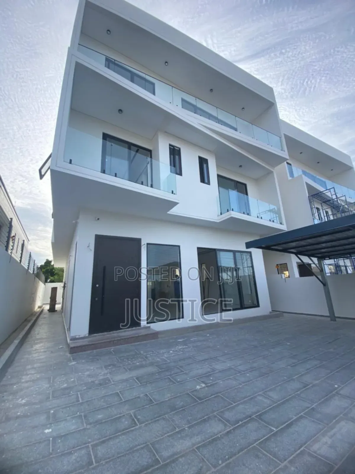 4bdrm Duplex in East Legon, American House for sale