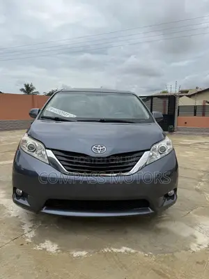 Photo - Toyota Sienna L 7-Passenger 4dr Minivan (3.5L 6cyl 6A) 2015 Gray