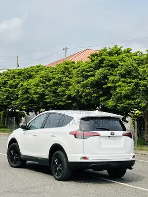 Toyota RAV4 LE AWD (2.5L 4cyl 6A) 2016 White