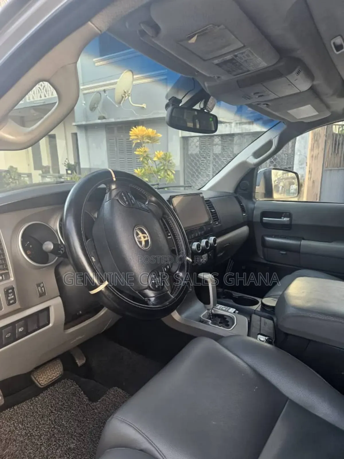 Toyota Sequoia Platinum 4dr SUV 4WD (5.7L 8cyl 6A) 2013 Beige