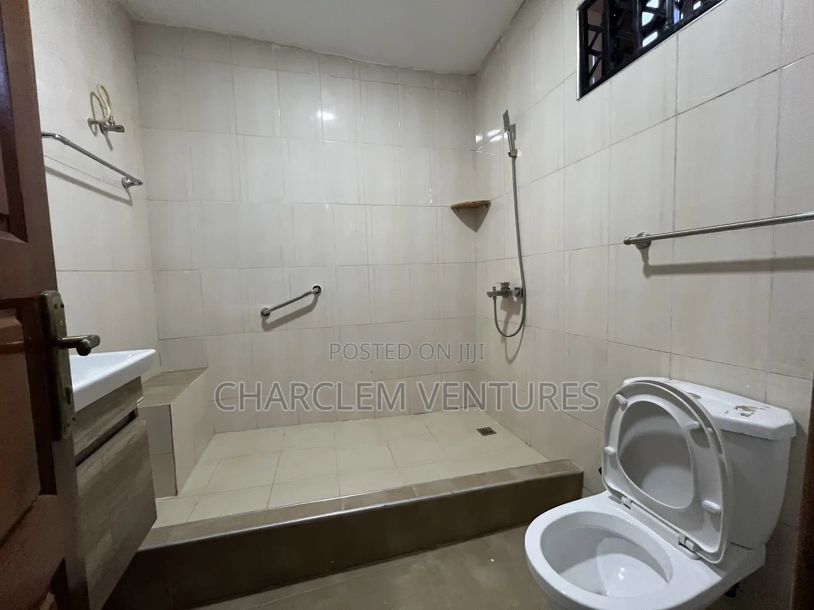 5bdrm House in Charclem Ventures, Ashomang Estate for sale