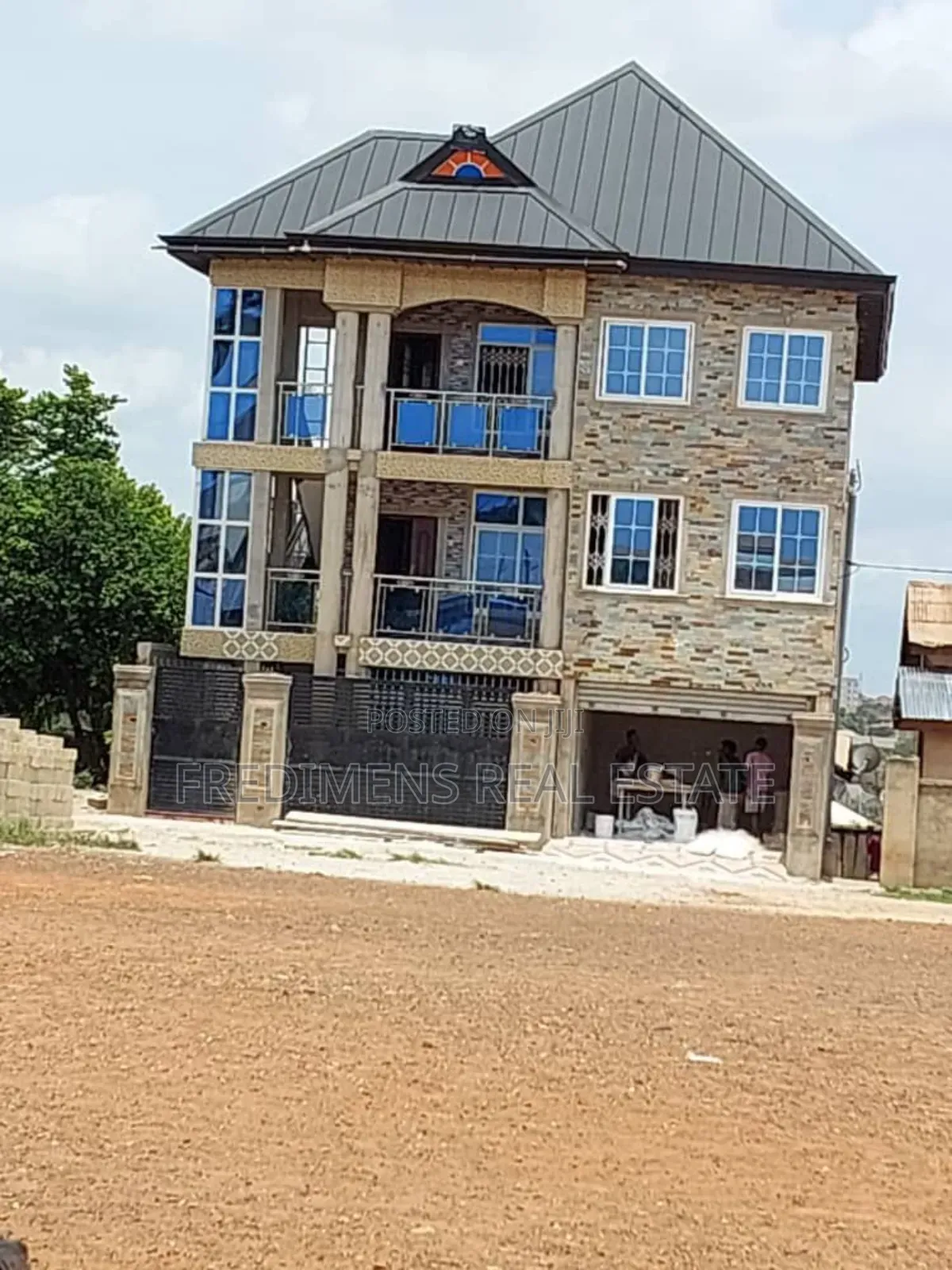 8bdrm House in Fredimens Real, Kumasi Metropolitan for sale
