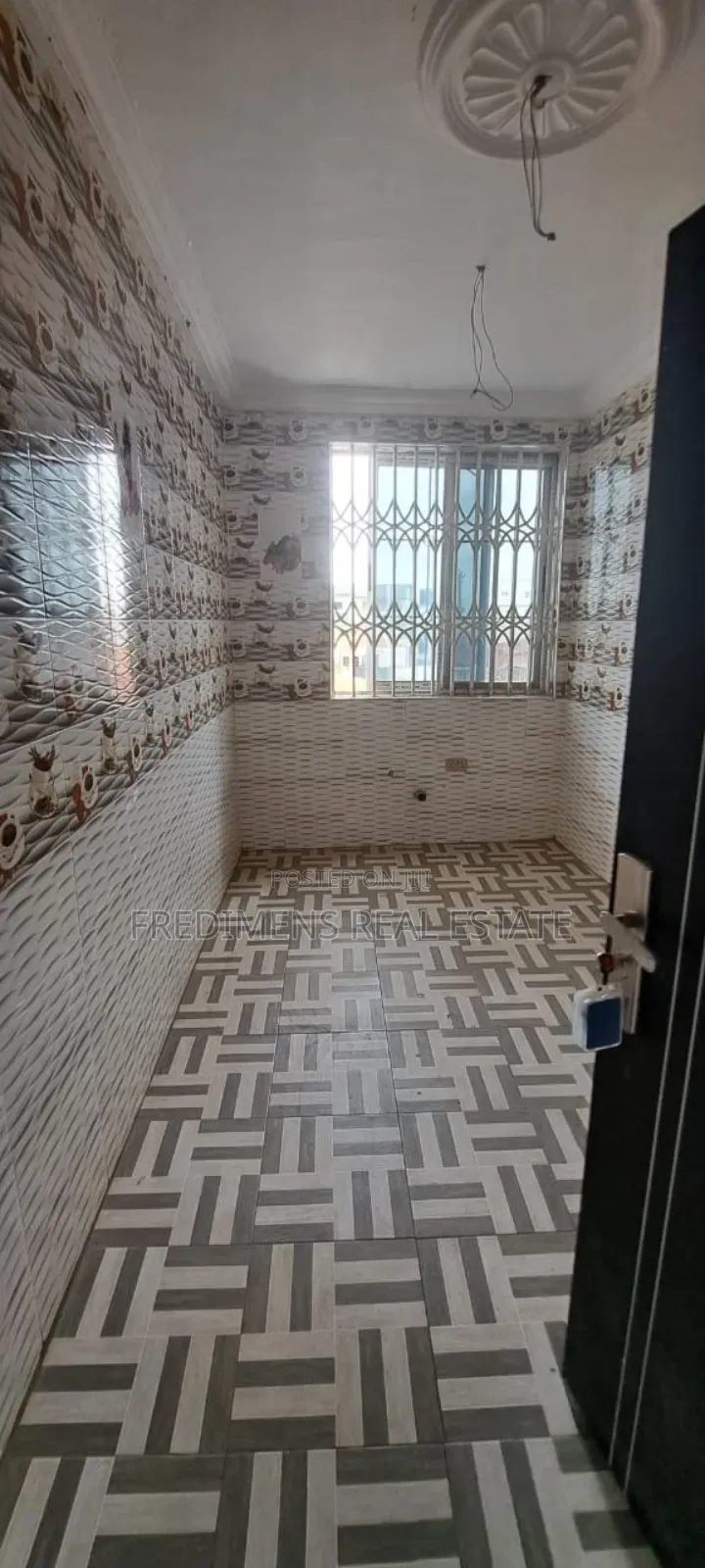 8bdrm House in Fredimens Real, Kumasi Metropolitan for sale