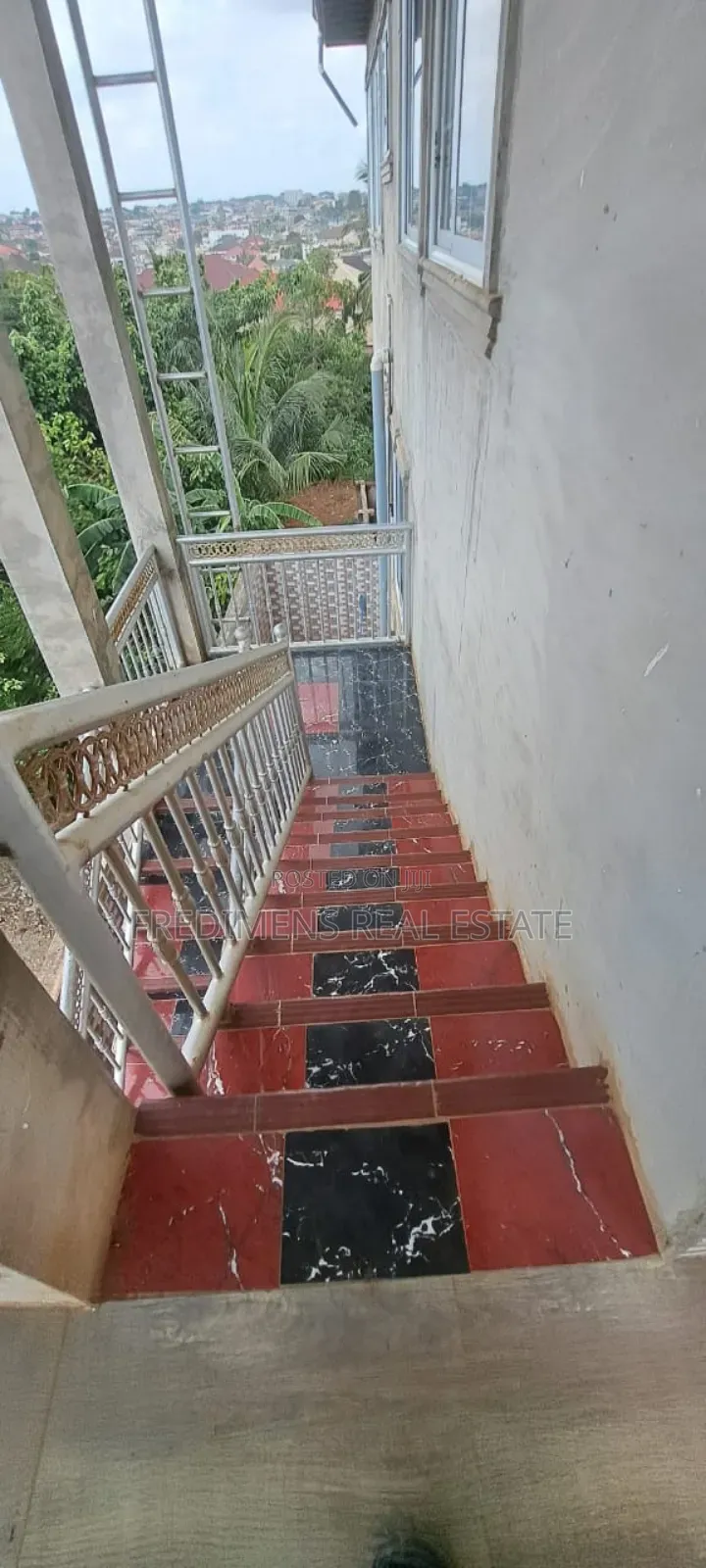 8bdrm House in Fredimens Real, Kumasi Metropolitan for sale