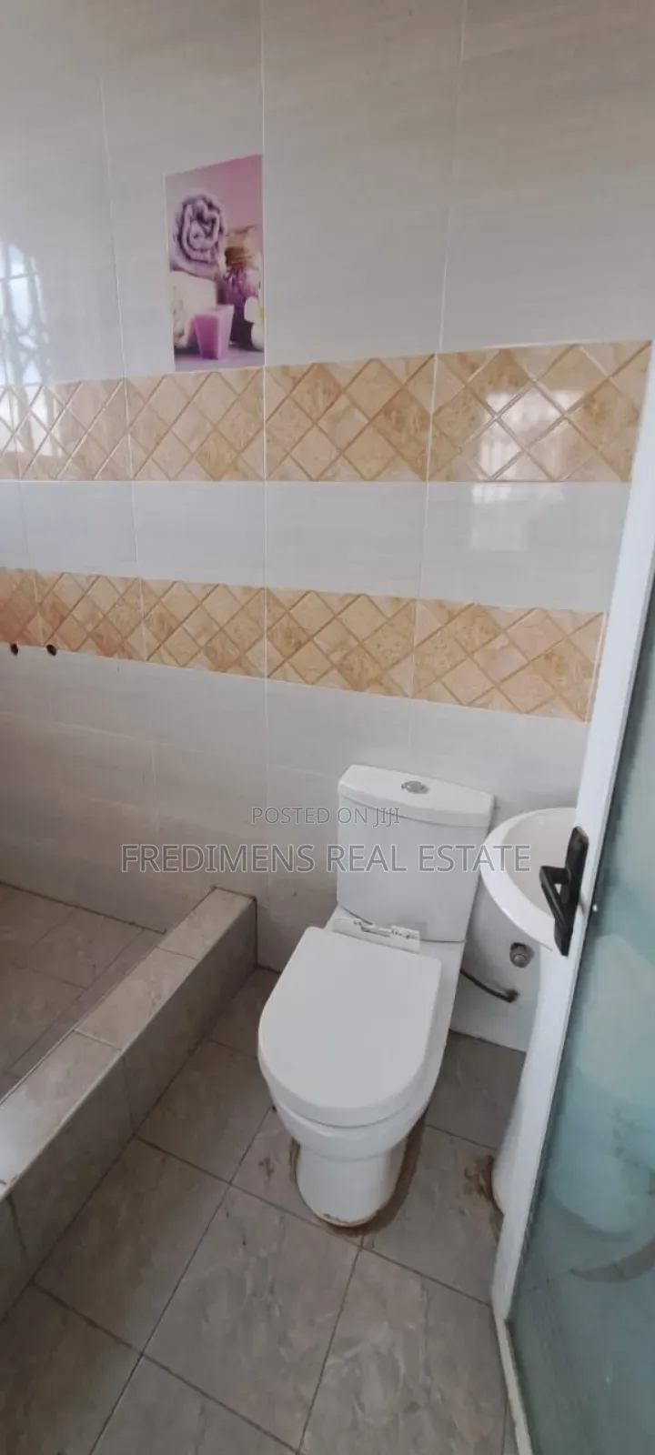 8bdrm House in Fredimens Real, Kumasi Metropolitan for sale