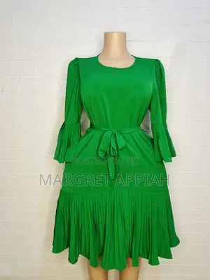 Photo - Green Dress With Ruffled Sleeves
