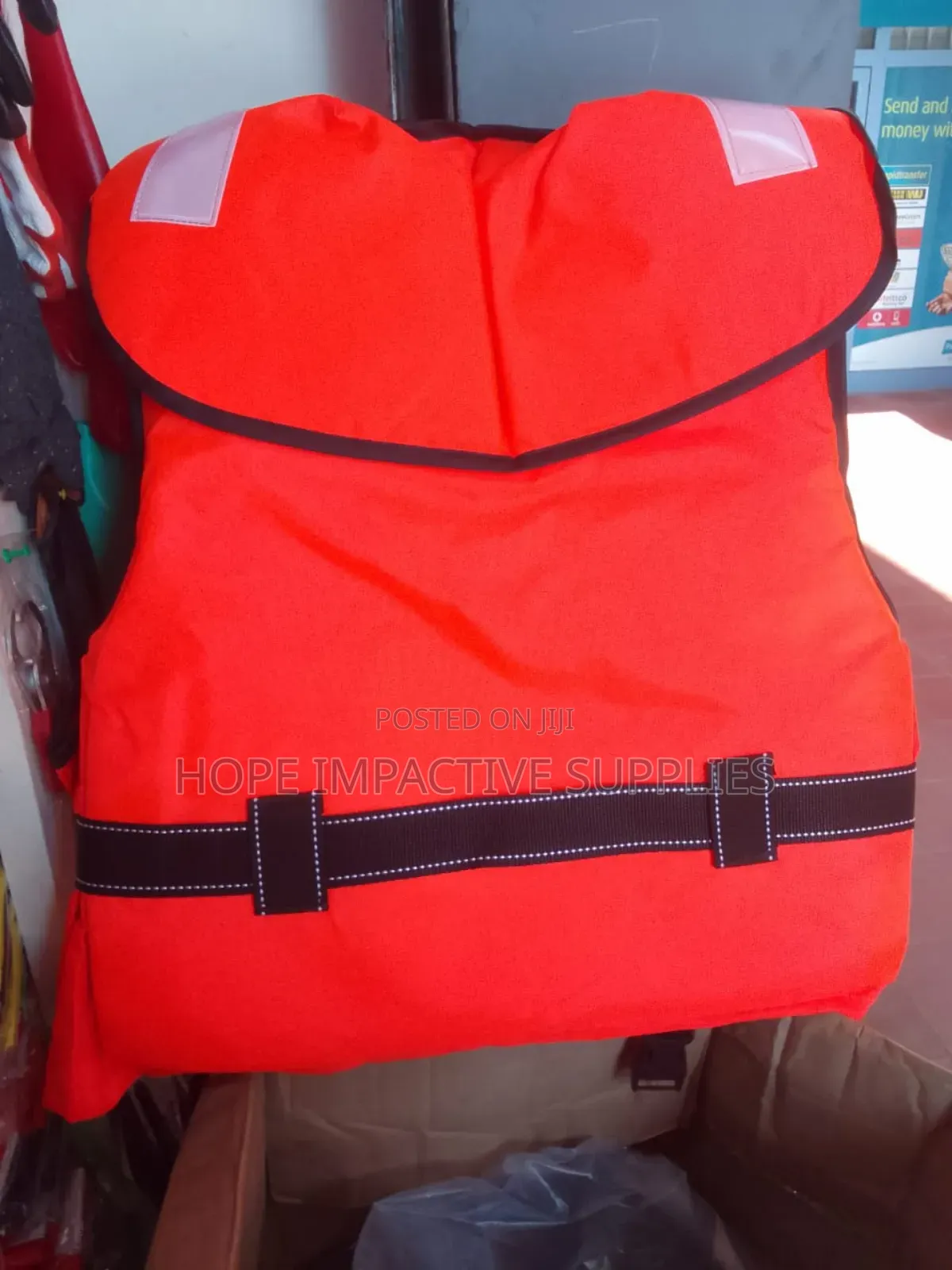 Life Jacket For Adults With Reflectors And Whistles.