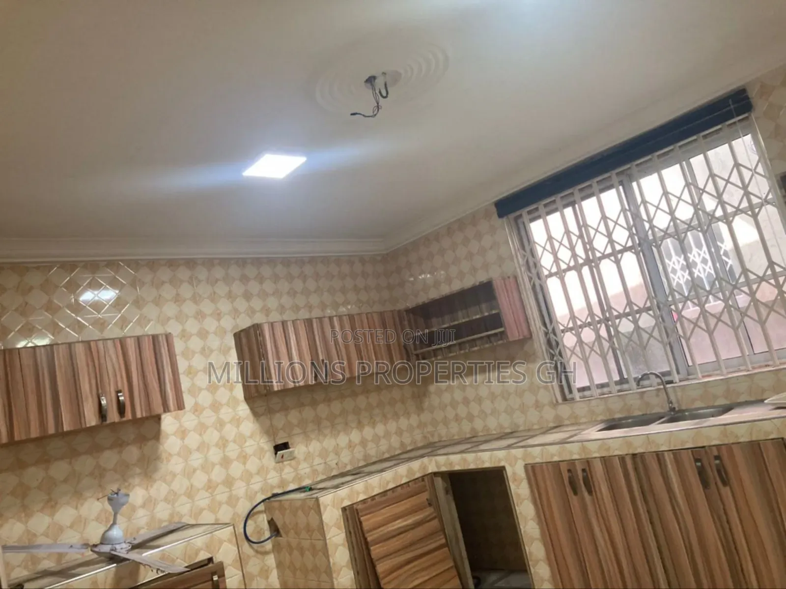 6bdrm House in Millions Properties, Amasaman for sale