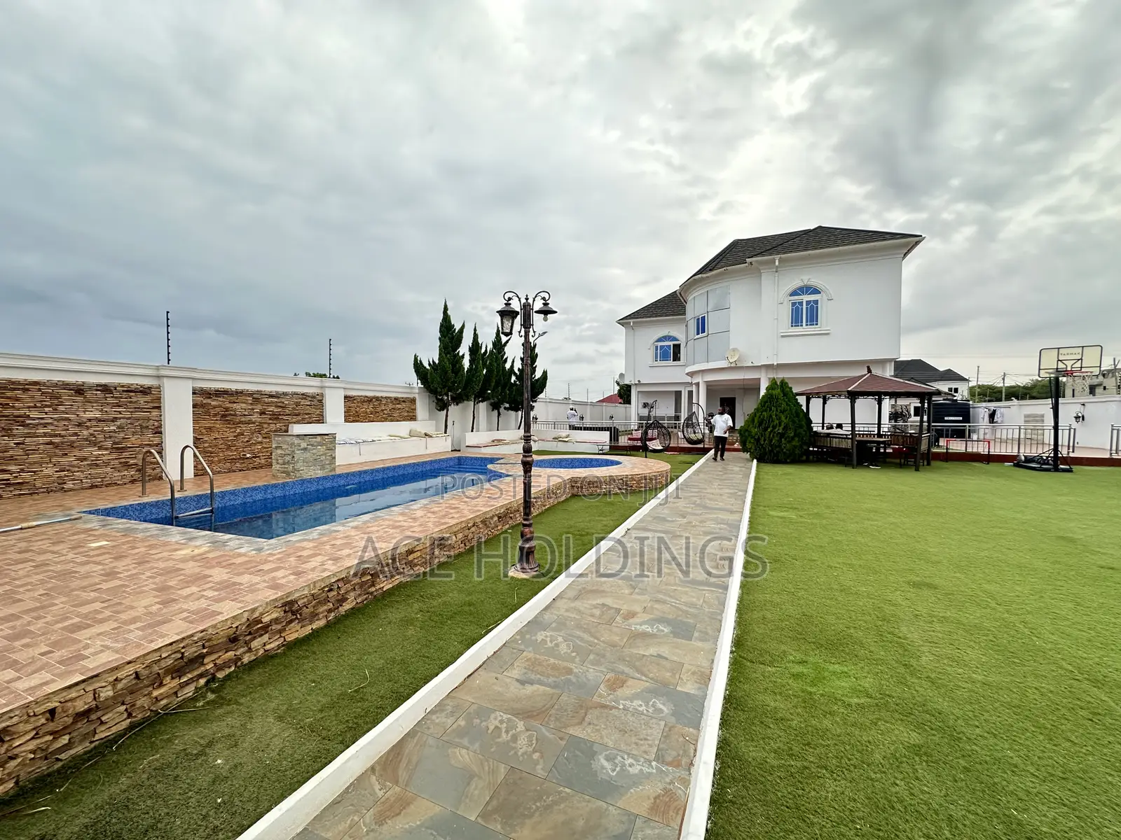 Furnished 6bdrm Mansion in Sakumono for sale