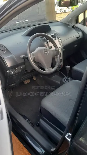 Toyota Vitz 1.3 FWD 5dr 2010 Black