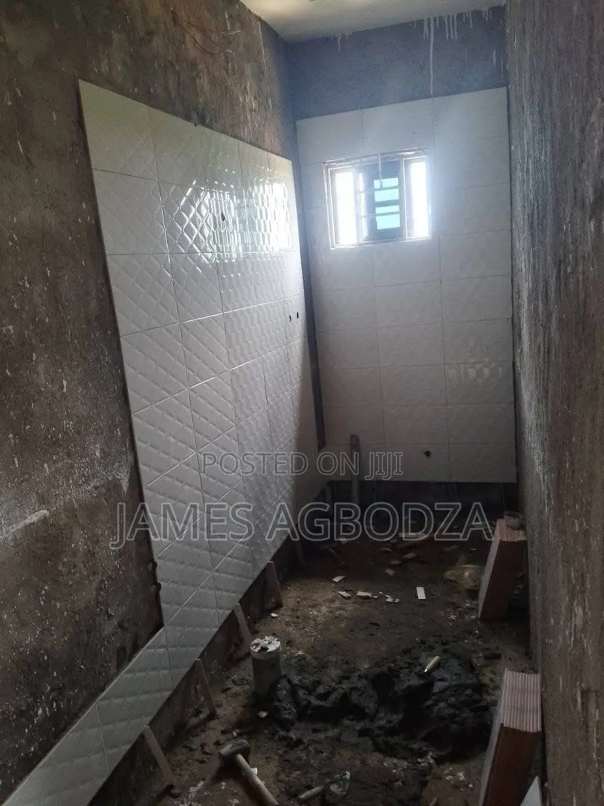Good Master in Tiles Installing
