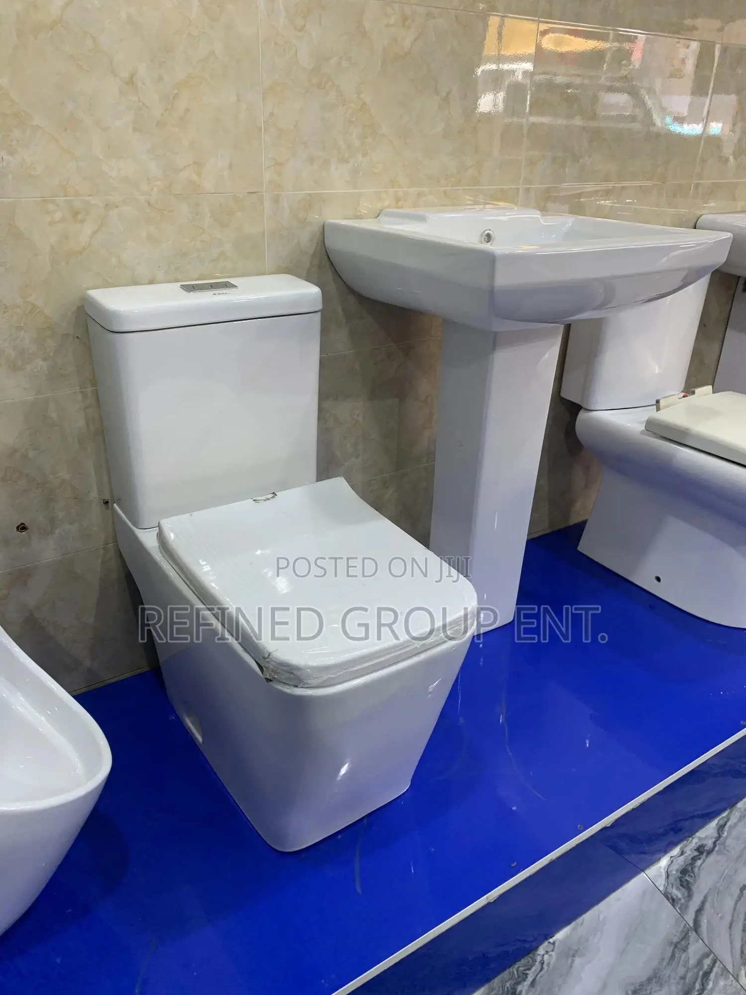 Luxury Wc With Hand Basin Complete