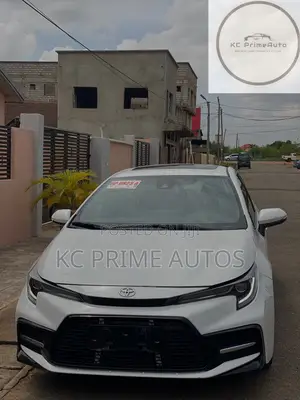 Photo - Toyota Corolla SE 2022 White