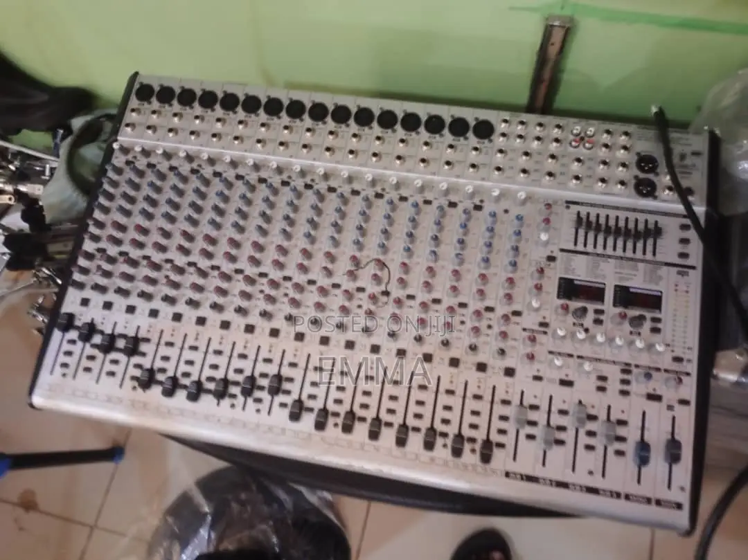 Behringer 16 Channels Mixer