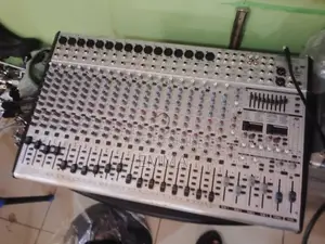 Behringer 16 Channels Mixer