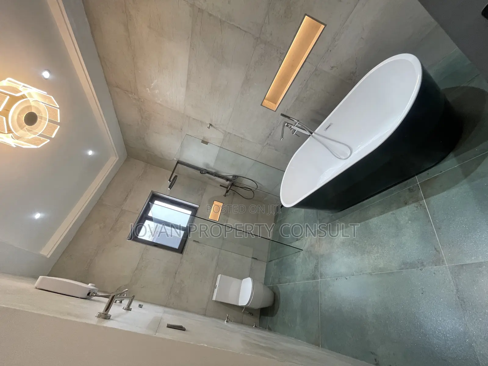 4bdrm Mansion in East Legon for sale