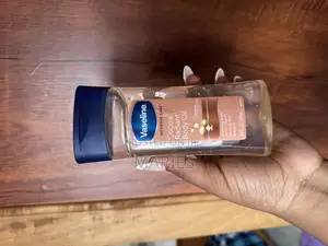 Photo - Vaseline Cocoa Radiant Oil