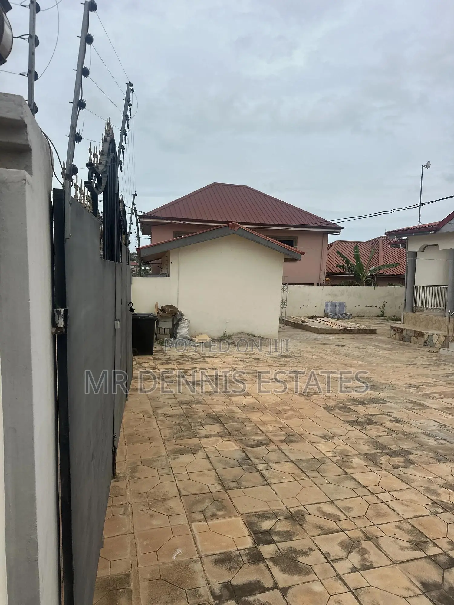 3bdrm House in Westhillls Mall for rent