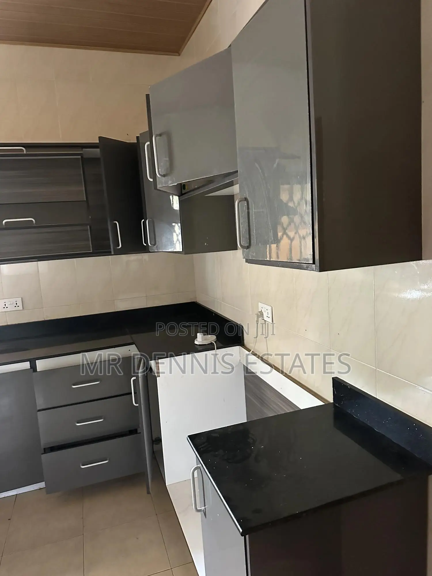 3bdrm House in Westhillls Mall for rent