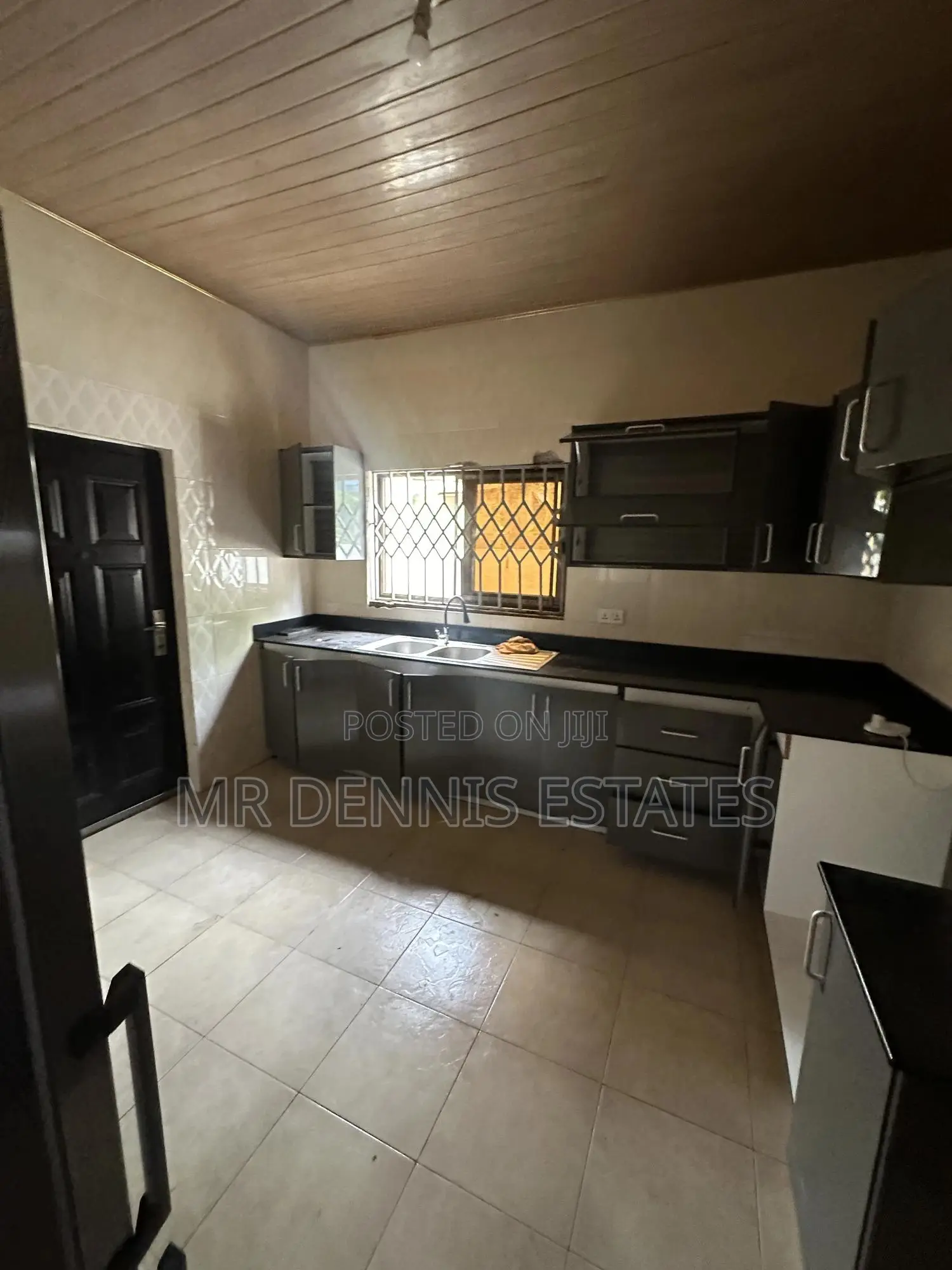 3bdrm House in Westhillls Mall for rent