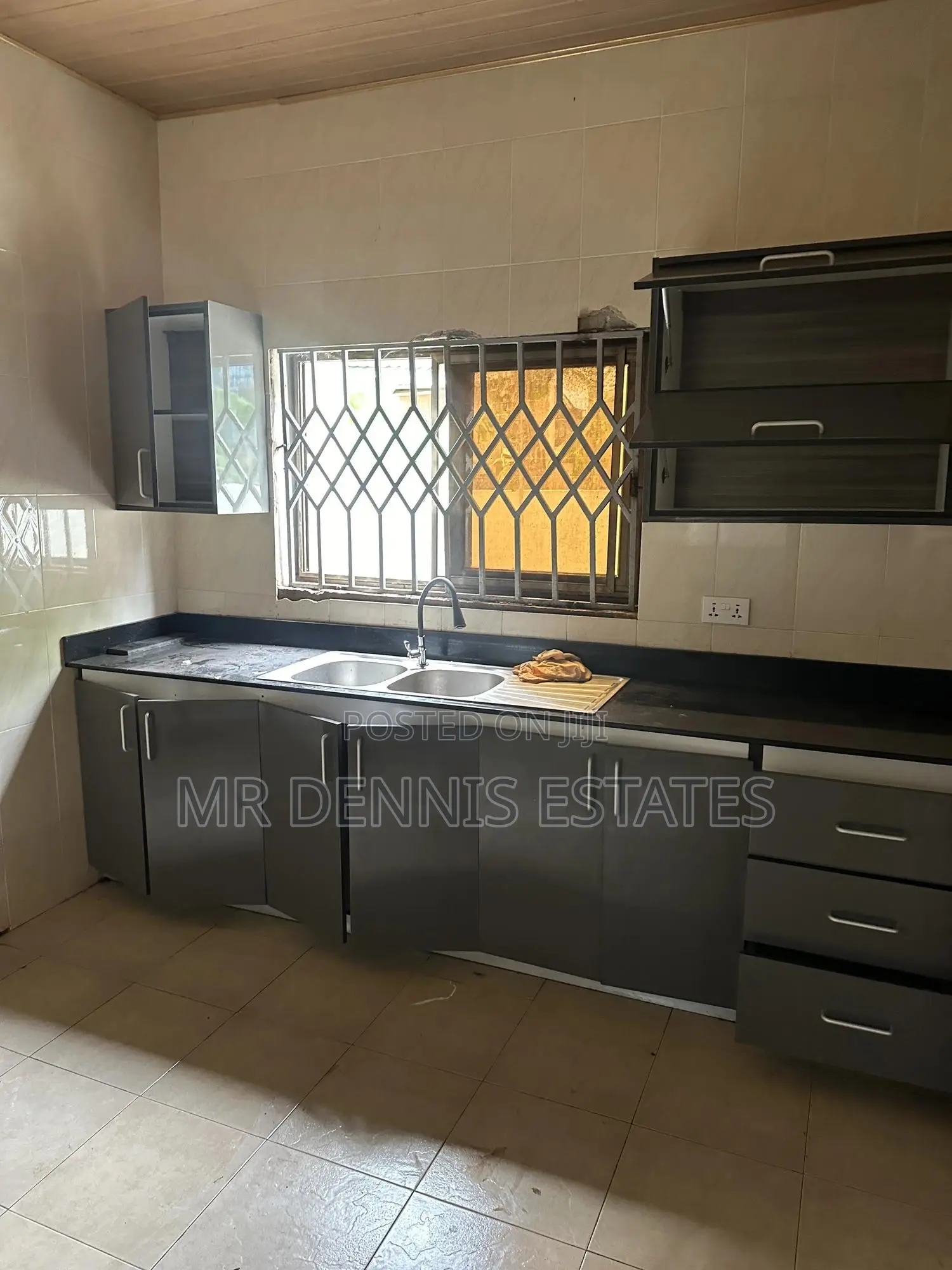 3bdrm House in Westhillls Mall for rent