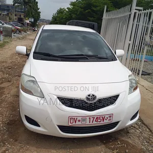 Photo - Toyota Yaris 2012 White