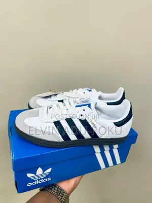 Adidas Samba 3 Stripes.