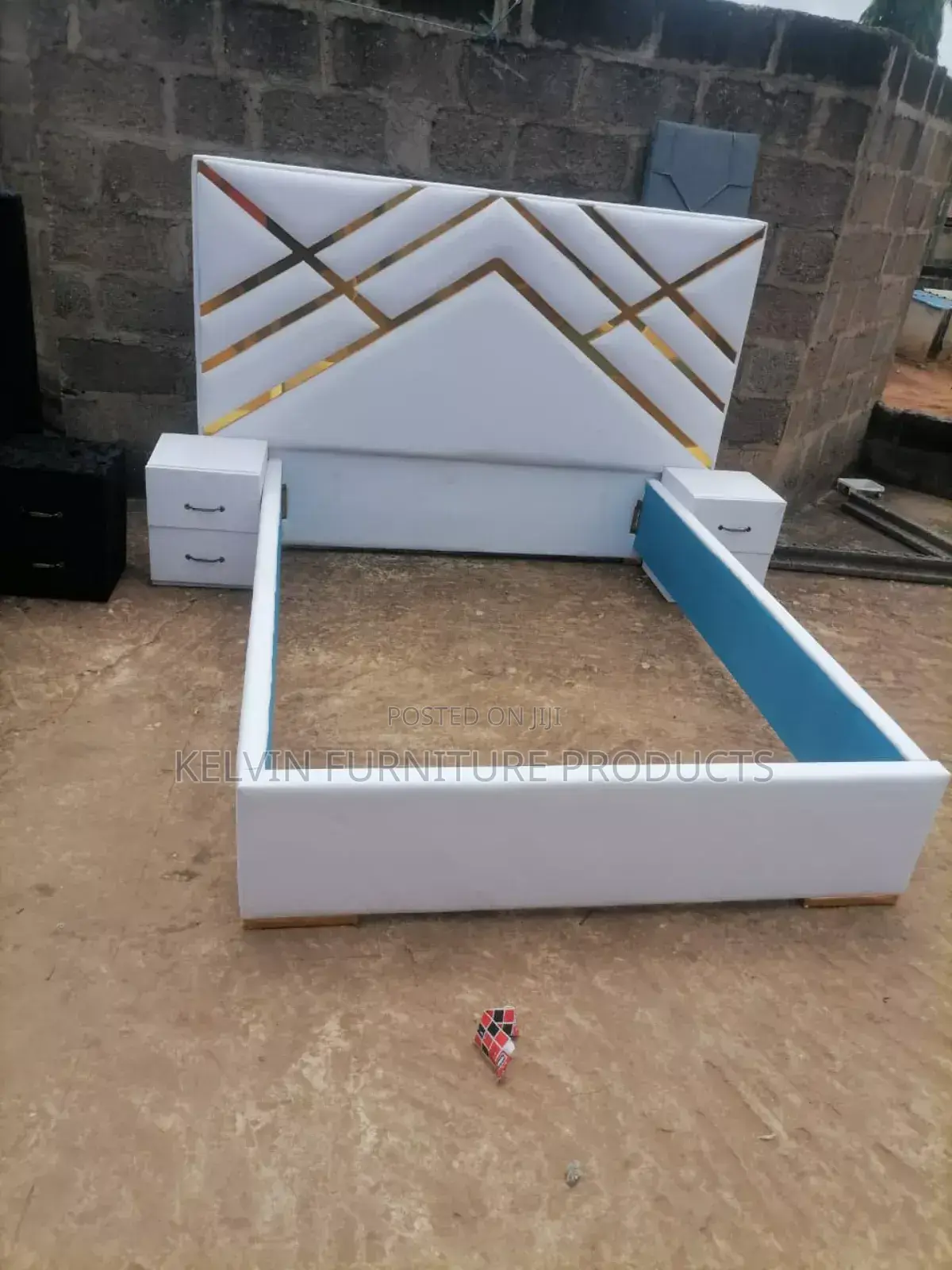 Qqueen Size Bed With Side Drawers