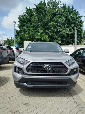 Photo - Toyota RAV4 XLE Premium 2022 Silver