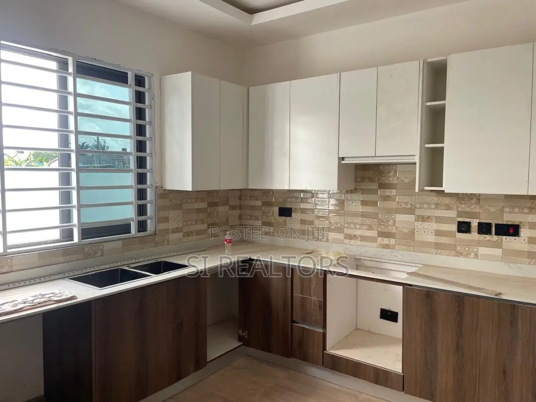 3bdrm Bungalow in Community 18, Spintex for sale