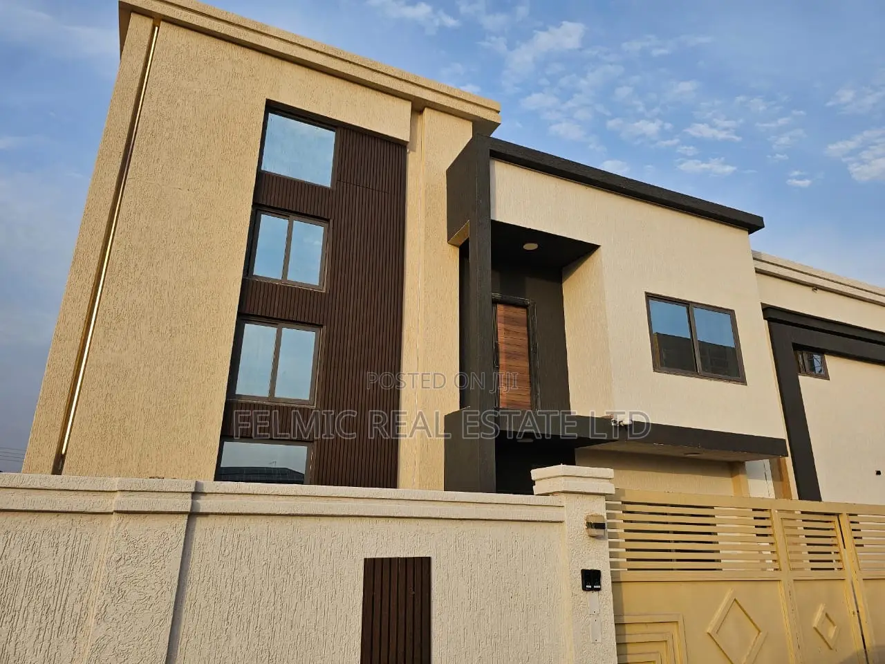 8bdrm Duplex in Felmic Real Estate, Accra Metropolitan for sale