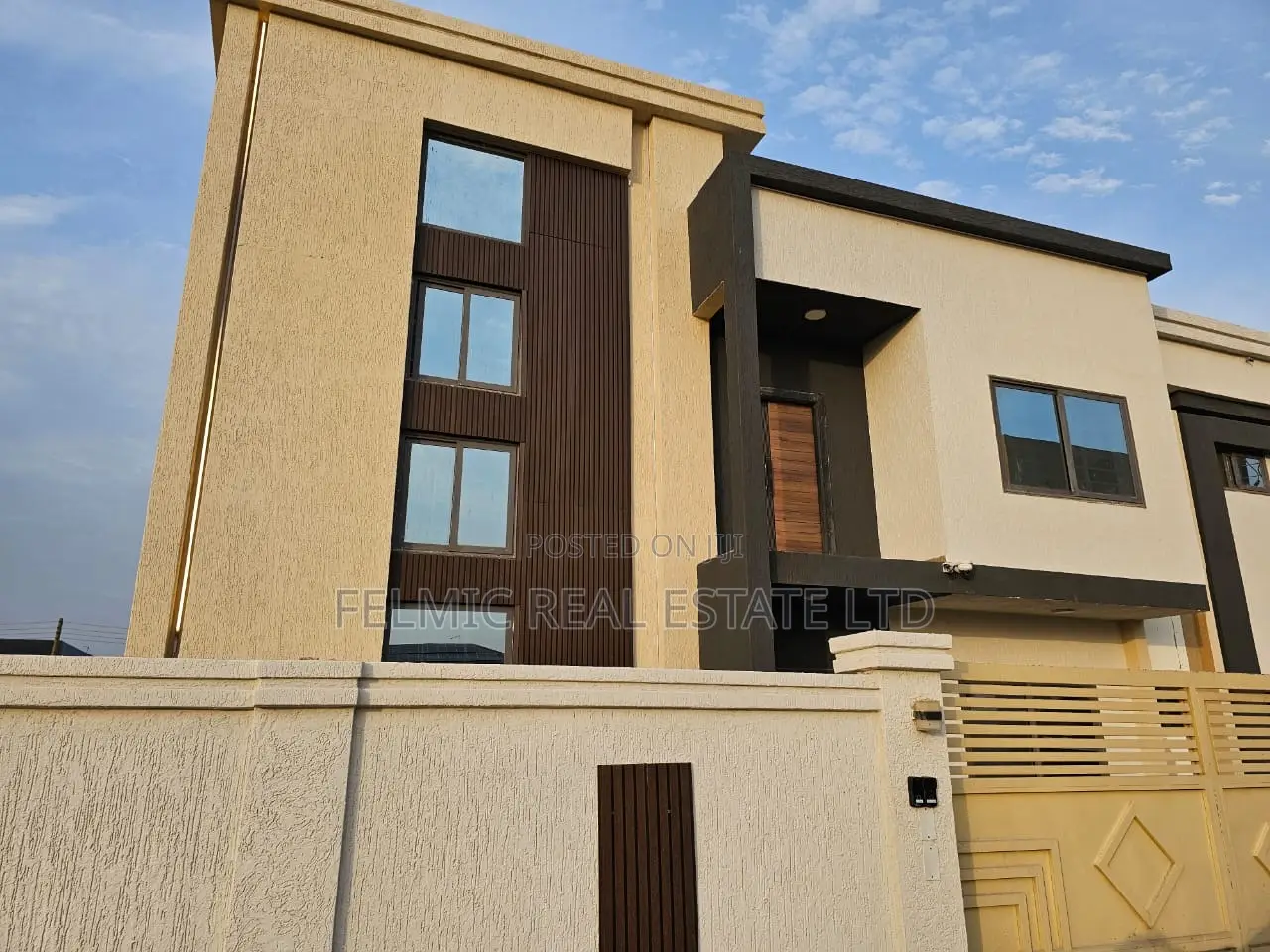 8bdrm Duplex in Felmic Real Estate, Accra Metropolitan for sale