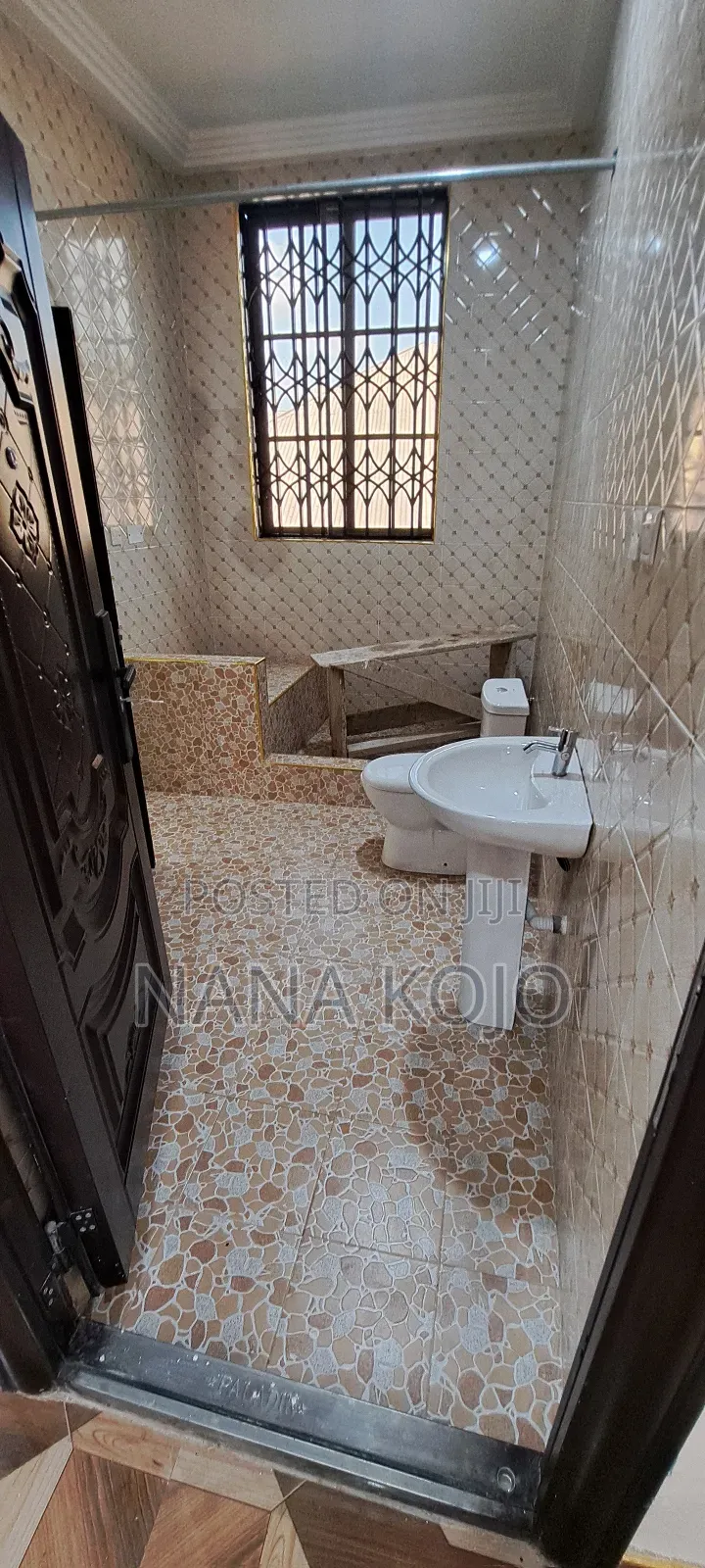 2bdrm Apartment in Atonsu Esreso 1Yr, Kumasi Metropolitan for rent