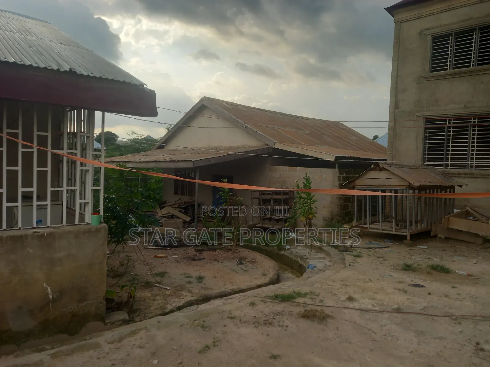 10bdrm House in Kodie Danase, Kumasi Metropolitan for sale