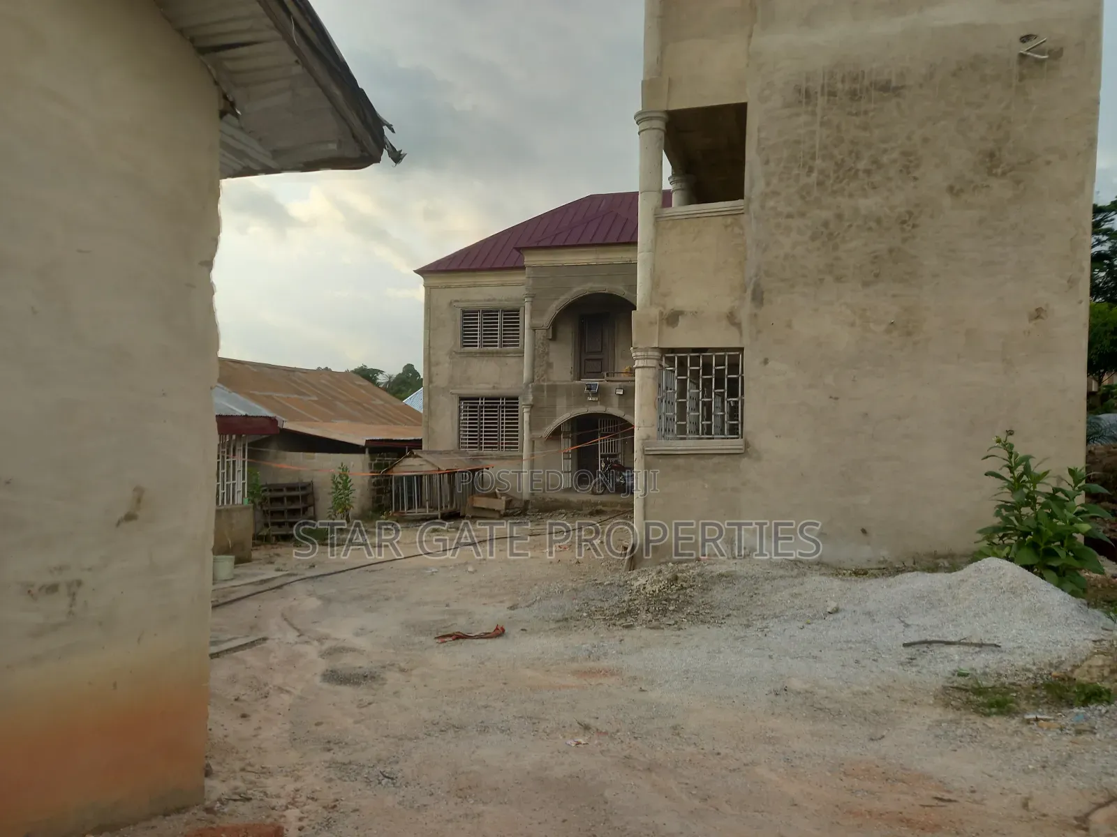 10bdrm House in Kodie Danase, Kumasi Metropolitan for sale