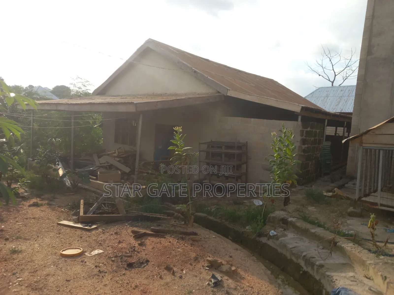 10bdrm House in Kodie Danase, Kumasi Metropolitan for sale