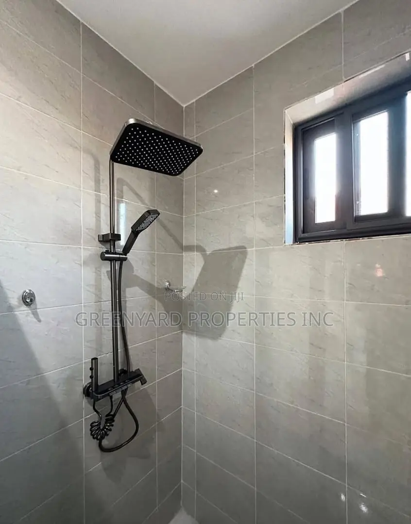 2bdrm Townhouse/Terrace in Botwe for sale