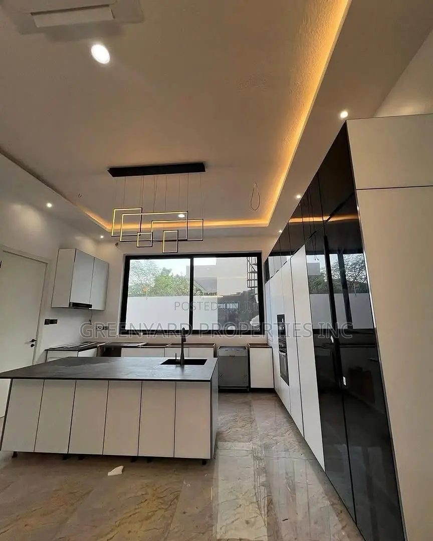 5bdrm House in American House, East Legon for sale